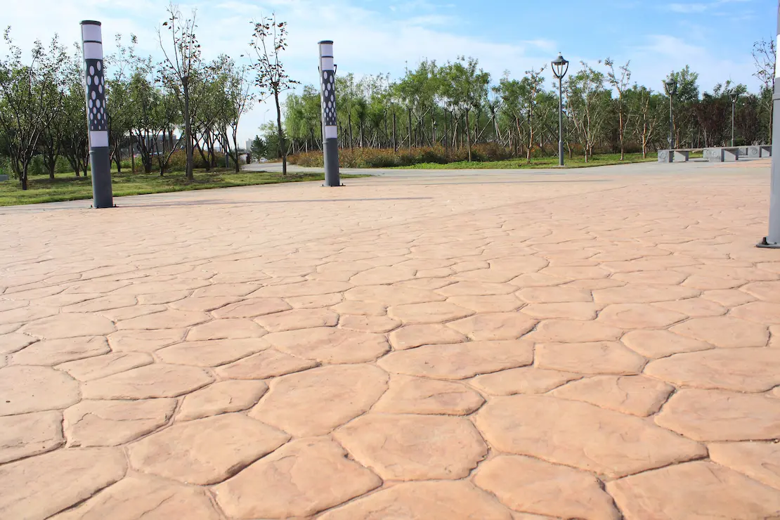 Zone de repos d'une université avec un sol en béton imprimé à Dax. Zone de repos d'une université avec un sol en béton imprimé à Dax.