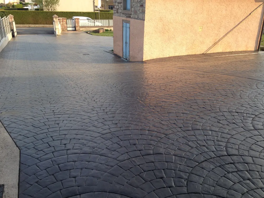 Maison pavée avec du béton imprimé à l'extérieur à Dax Maison pavée avec du béton imprimé à l'extérieur à Dax